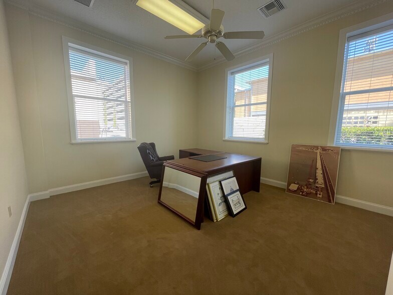 More Photos Of 220 W Main St, Tavares Office For Lease