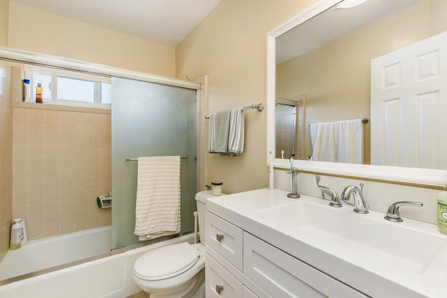 More Photos Of 1021 W 14th St, San Pedro Apartments For Sale