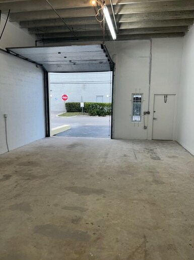 More Photos Of 5042 NE 12th Ave, Oakland Park Warehouse For Lease
