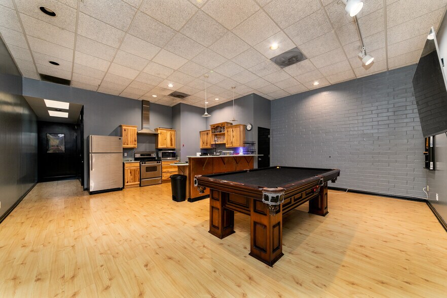 More Photos Of 6900 Melrose Ave, Los Angeles General Retail For Lease