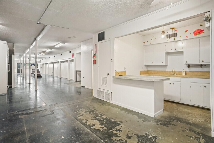 More Photos Of 914 Halsell St, Bridgeport General Retail For Sale