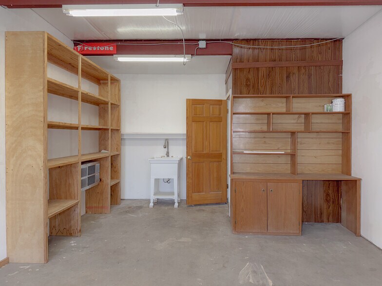 More Photos Of 210-212 N Pine St, Ponca City Light Distribution For Sale