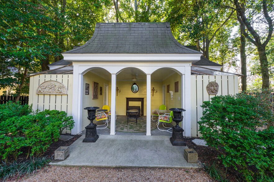 More Photos Of 132 E College St, Griffin Hospitality For Sale