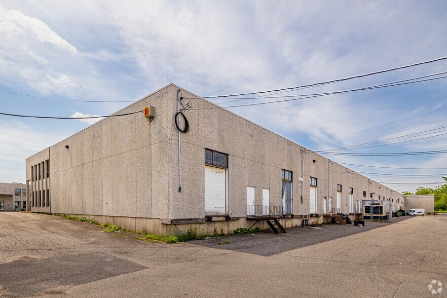 More Photos Of 2305-2329 Rue Guénette, Saint-Laurent Distribution For Sale