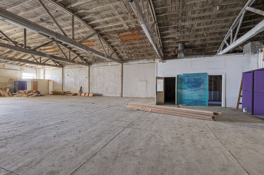 More Photos Of 116 W Woodard St, Denison Flex For Sale