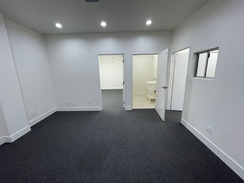 More Photos Of 7127 Laurel Canyon Blvd, North Hollywood Office For Lease