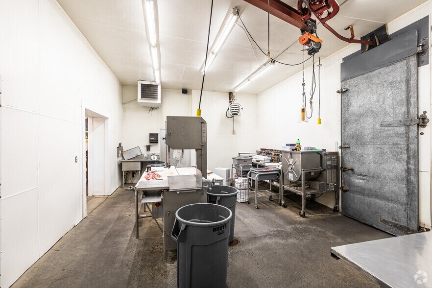 More Photos Of 1762 S Adams Dr, Madras Manufacturing For Sale