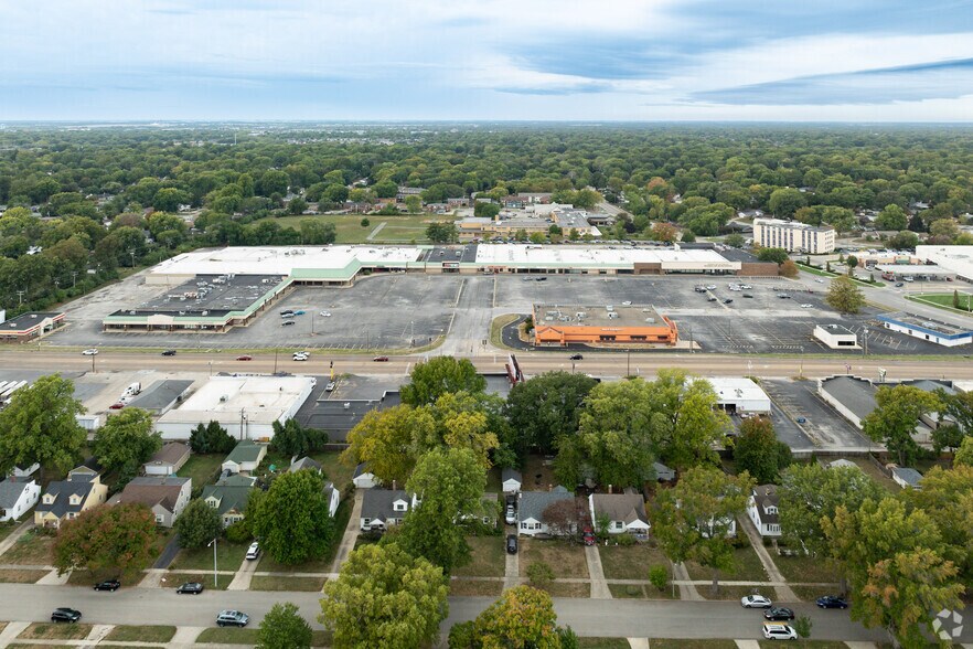 More Photos Of 2301-2585 S MacArthur Blvd, Springfield General Retail For Sale