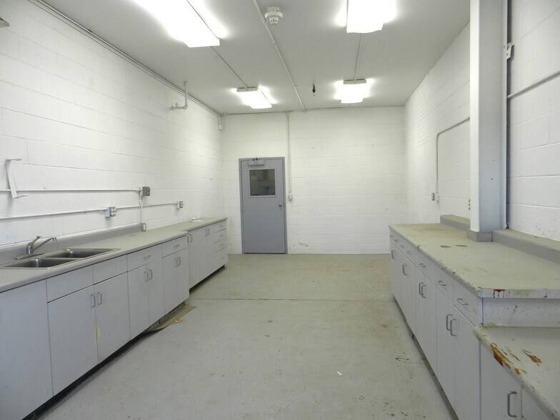 More Photos Of 2520 N River Rd, Olathe Warehouse For Lease