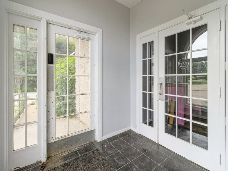 More Photos Of 6008 W Lincoln Way, Ames Restaurant For Sale