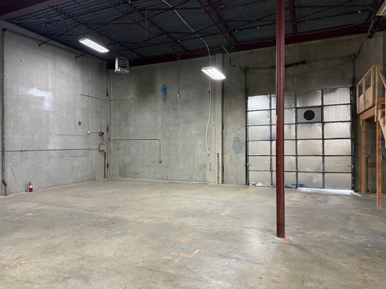 More Photos Of 16715 Aurora Ave N, Shoreline Flex For Lease