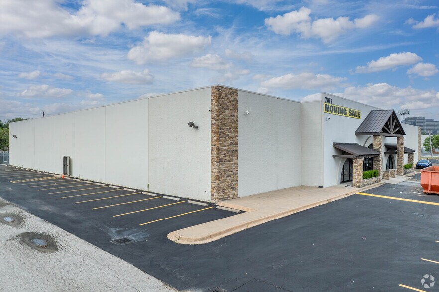 More Photos Of 7071 Southwest Fwy, Houston Showroom For Lease