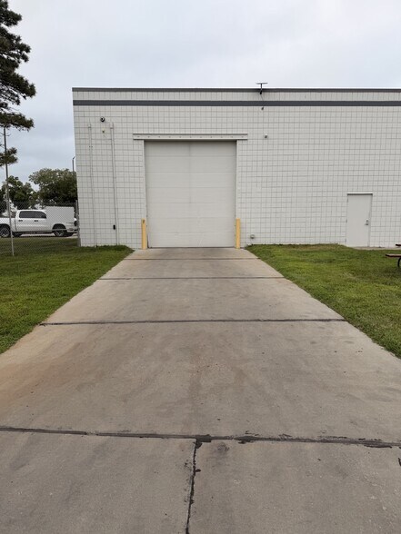 More Photos Of 6240 Abbott Dr, Omaha Distribution For Lease