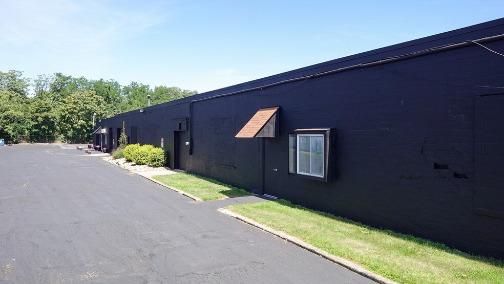 More Photos Of 2740-2754 2nd St, Cuyahoga Falls Warehouse For Lease