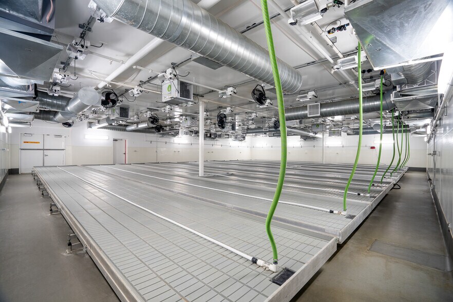 More Photos Of 19533 McLane St, Palm Springs Distribution For Sale