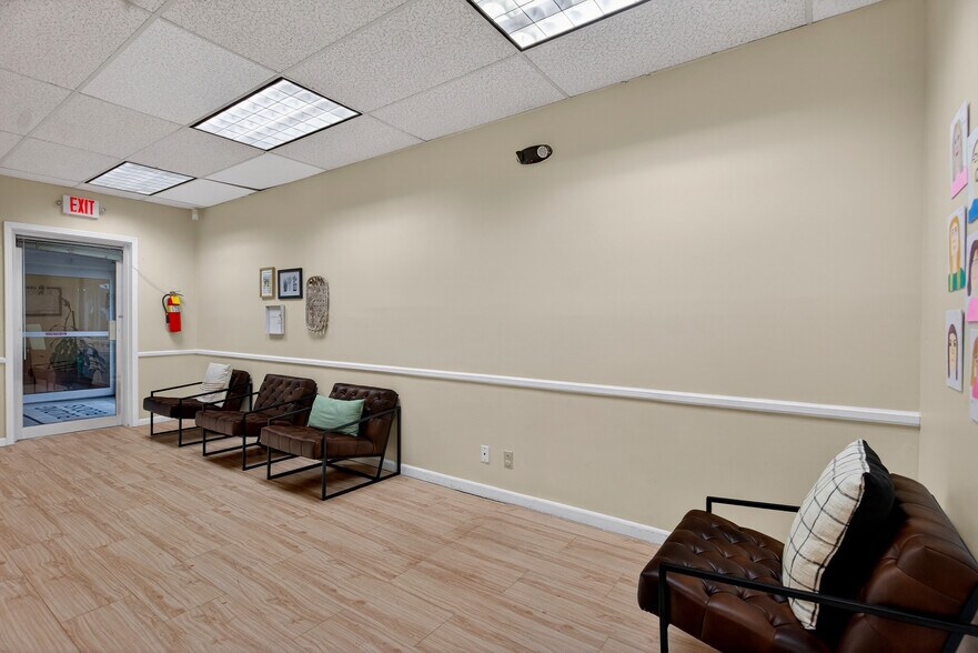 More Photos Of 316 N Lewis St, Lagrange Medical For Lease
