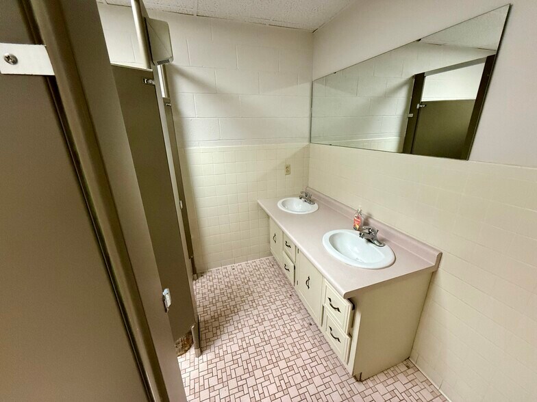 More Photos Of 108 S Main St, Madisonville Office Residential For Sale