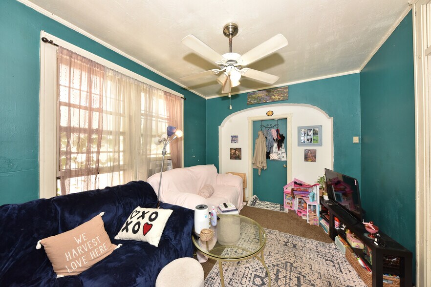 More Photos Of 2670-2672 N Holton St, Milwaukee General Retail For Sale