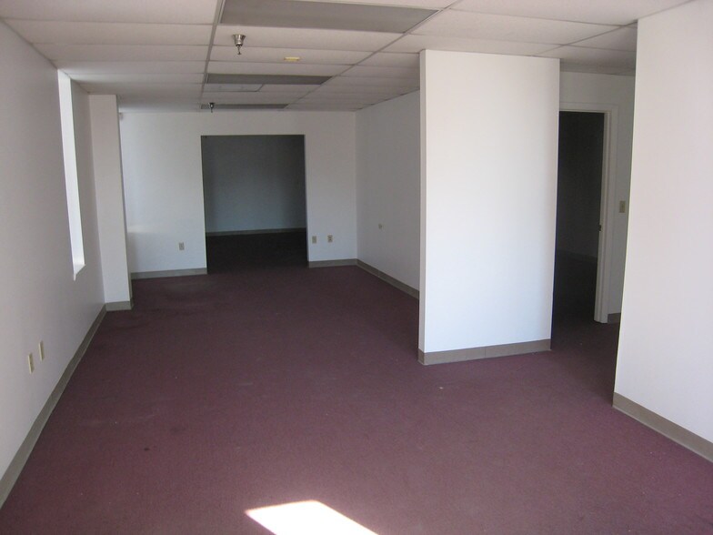 More Photos Of 5146-5283 Le Tourneau Cir, Tampa Warehouse For Lease