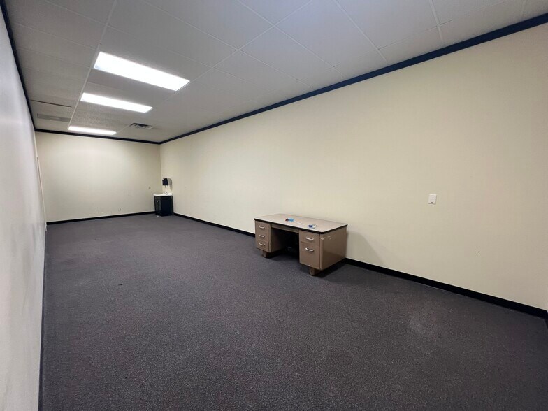 More Photos Of 4400 S Thompson St, Springdale Freestanding For Lease