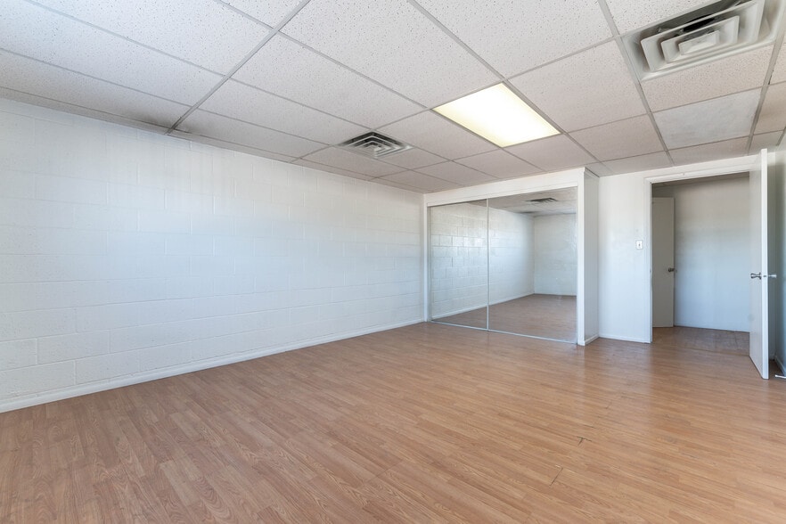 More Photos Of 2272 Crestline Loop, North Las Vegas Auto Repair For Sale