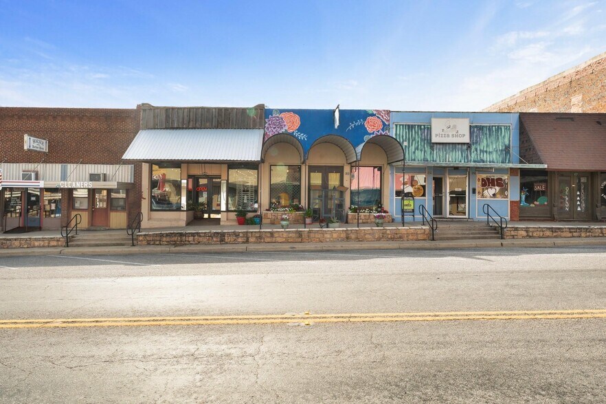 More Photos Of 133 N Texas St, De Leon Storefront For Sale