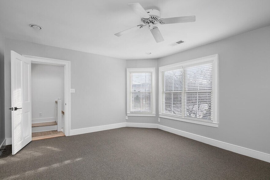 More Photos Of 640-642 W Main St, Lexington Office For Lease