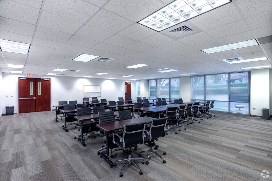 More Photos Of 2550 W Tyvola Rd, Charlotte Unknown For Lease