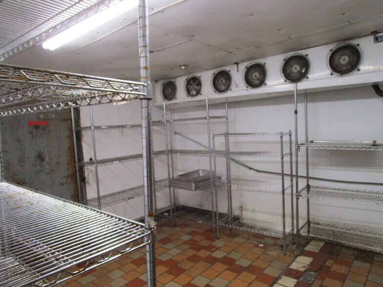 More Photos Of 1301 E Fulton St, Garden City Bar For Sale