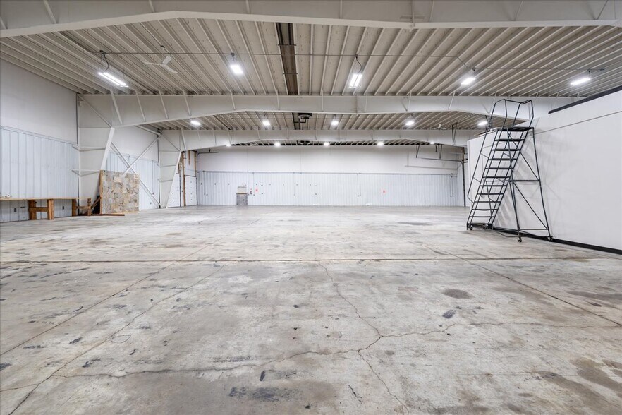 More Photos Of 2151 Van Horn Rd, Fairbanks Warehouse For Lease