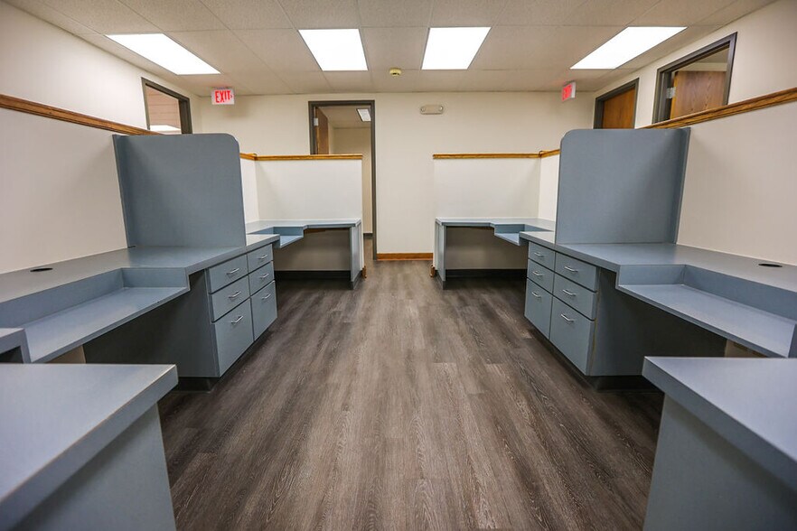 More Photos Of 1615 S Ingram Mill Rd, Springfield Office For Lease