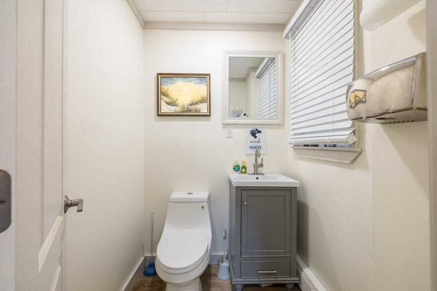 More Photos Of 256 N Wellwood Ave, Lindenhurst Office For Lease
