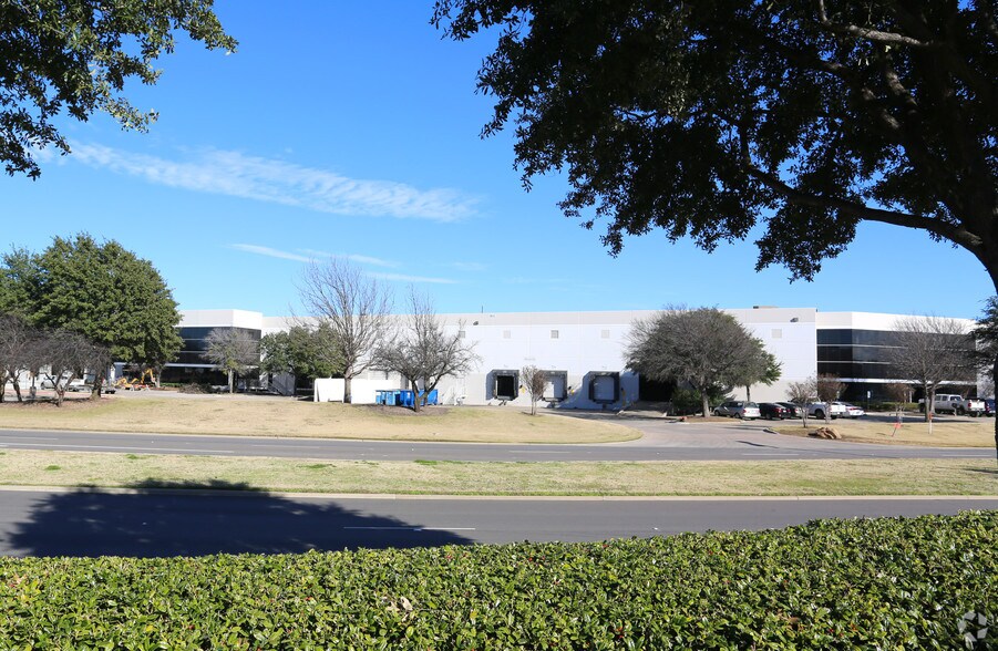 More Photos Of 600 S Royal Ln, Coppell Distribution For Lease