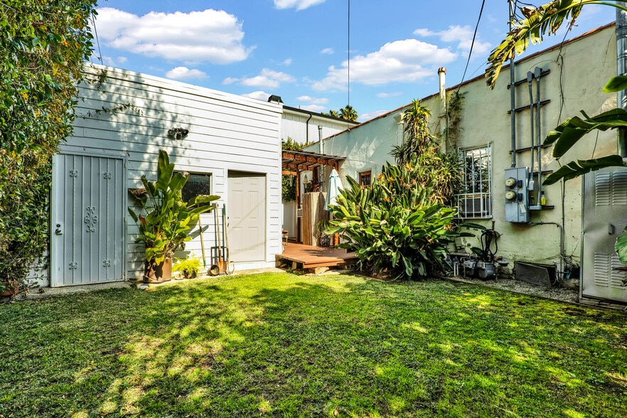 More Photos Of 811 N Citrus Ave, Los Angeles Multifamily For Sale