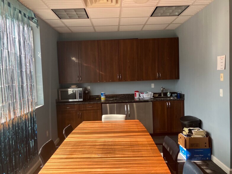 More Photos Of 553 E Fordham Rd, Bronx Storefront Retail Office For Lease