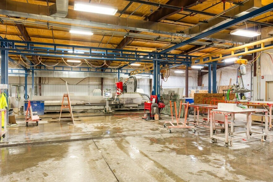 More Photos Of 12 Penny Ln, Gallatin Gateway Showroom For Sale