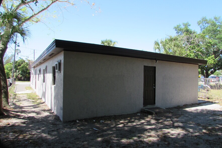 More Photos Of 12811 Kenwood Ln, Fort Myers Office For Lease
