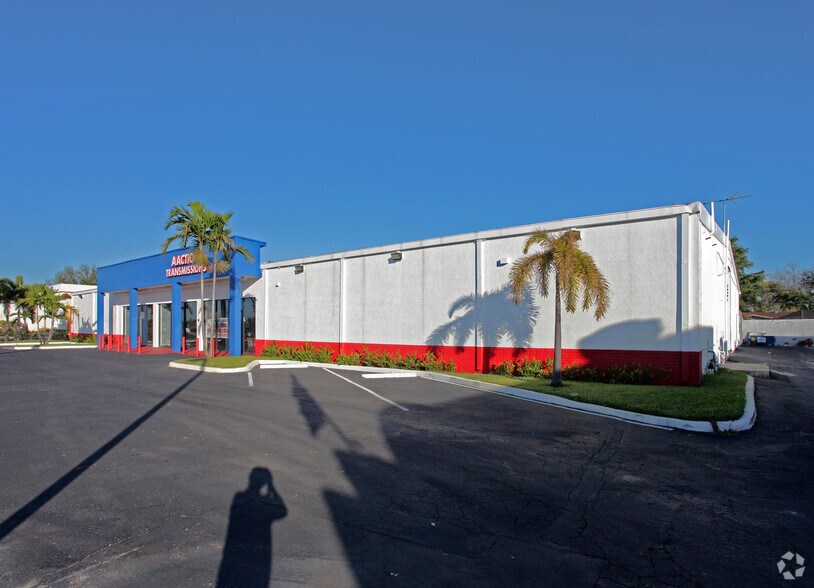 Primary Photo Of 7685 Pines Blvd, Pembroke Pines Showroom For Lease