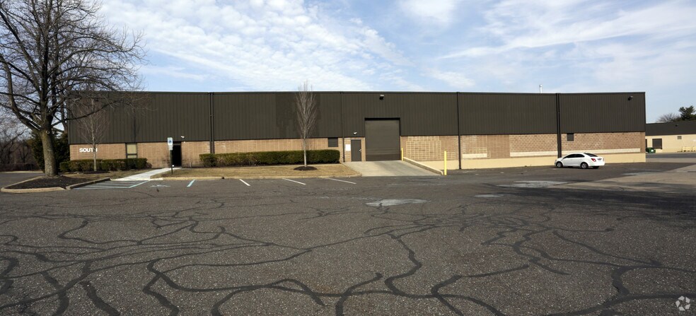 More Photos Of 200 Rittenhouse Cir, Bristol Distribution For Lease