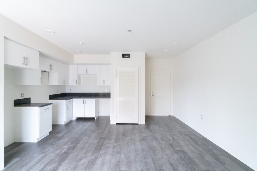 More Photos Of 10555 Bloomfield St, Toluca Lake Apartments For Sale