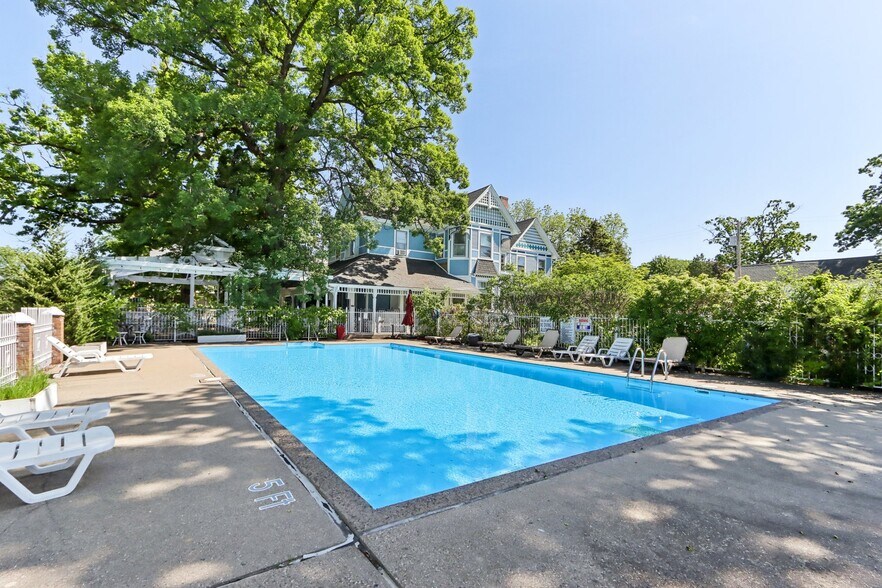 More Photos Of 910 River Rd, Wisconsin Dells Hotel For Sale