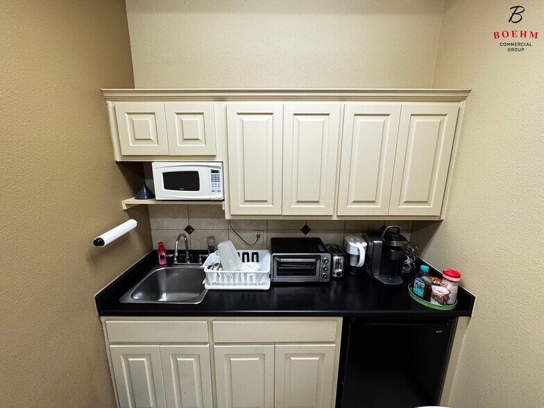 More Photos Of 113 Falls Ct, Boerne Medical For Lease