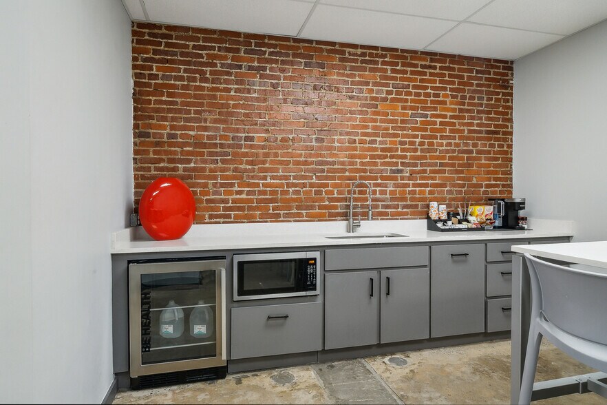 More Photos Of 219 E Rogers Blvd, Skiatook Storefront Retail Office For Sale