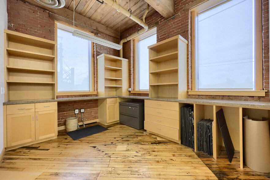 More Photos Of 704 Main St, Akron Flex For Sale