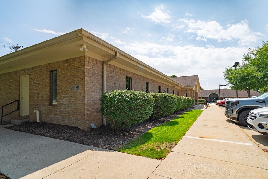 More Photos Of 4139 W Walton Blvd, Waterford Medical For Sale