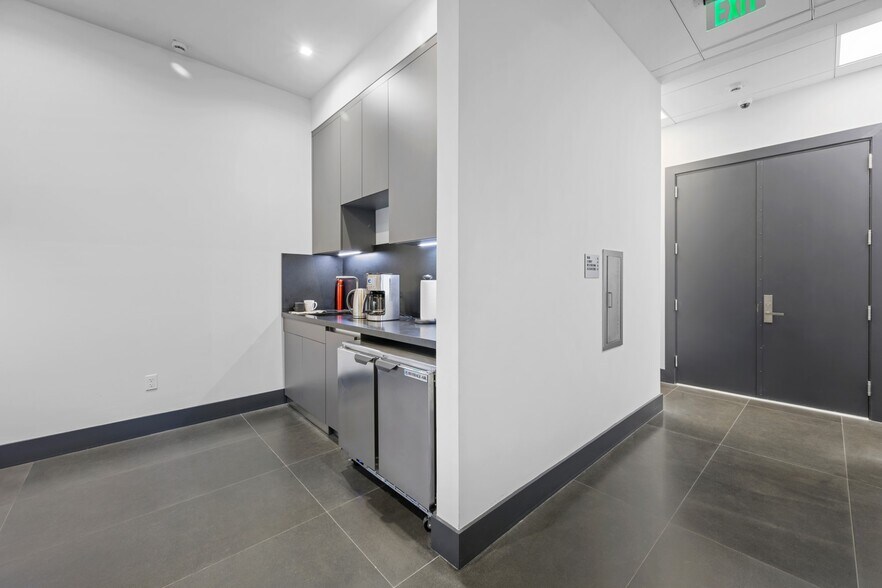 More Photos Of 19790 W Dixie Hwy, Aventura Office For Sale