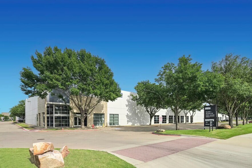More Photos Of 800 Freeport Pky, Coppell Distribution For Lease