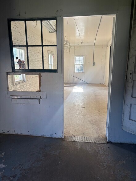 More Photos Of 824 Highland Ave, Lancaster Warehouse For Lease