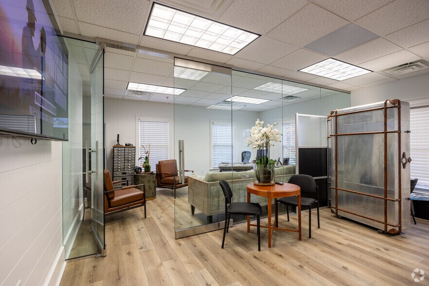 More Photos Of 284 S Main St, Alpharetta Unknown For Lease