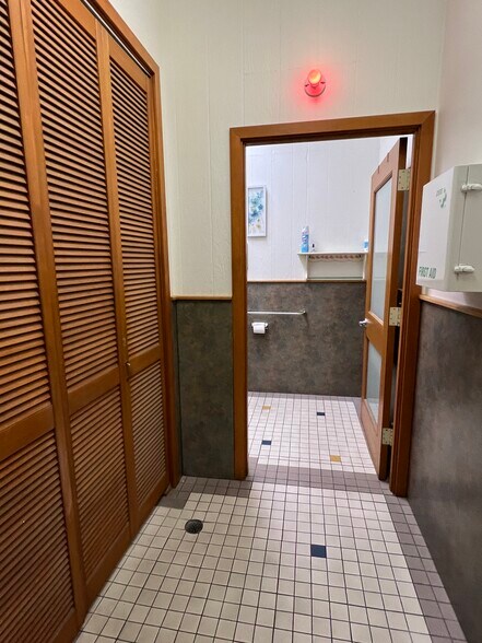 More Photos Of 894 Queen St, Honolulu Storefront Retail Office For Lease